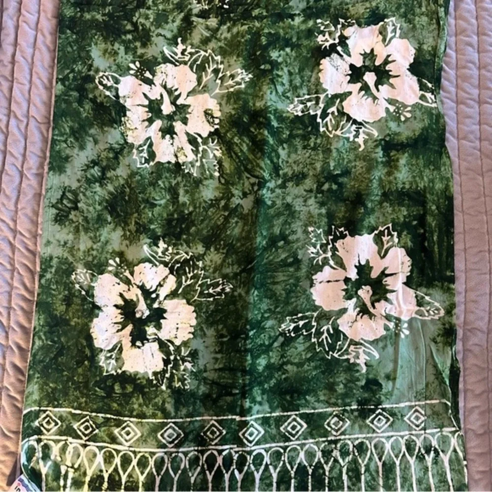 NWT beautiful Green Floral Indigo Blue Scarf‎
